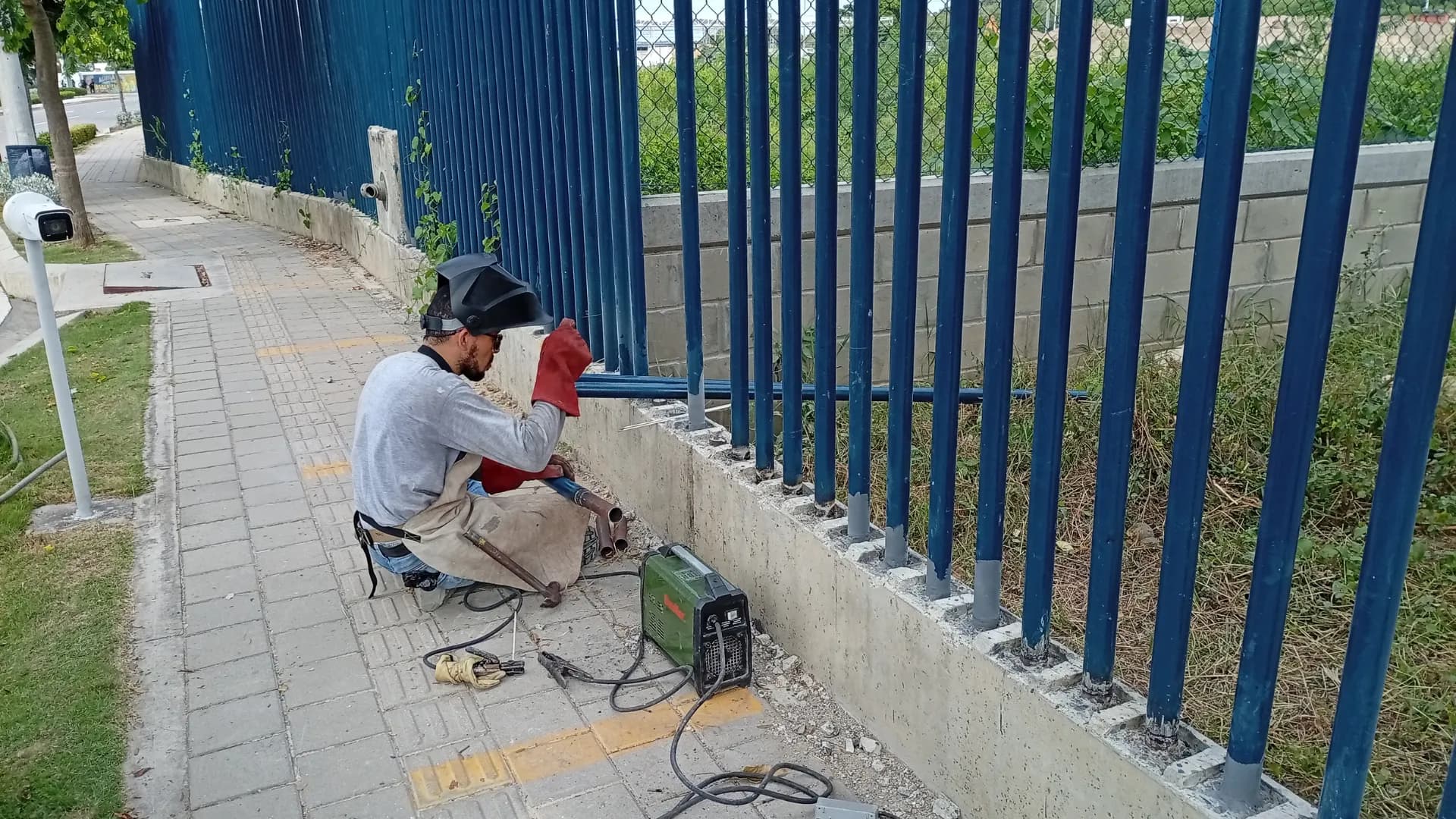 Trabajo de soldadura en un cerramiento metálico.
