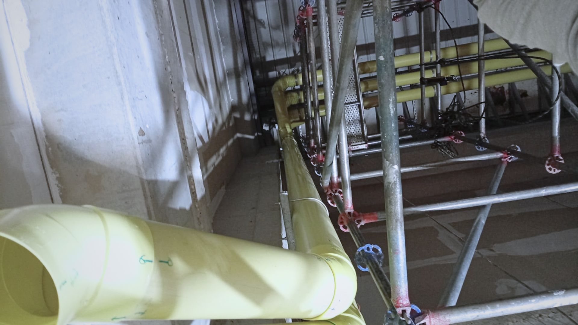 Emergencia por desprendimiento de tubería pluvial en cubierta comercial — imagen 2