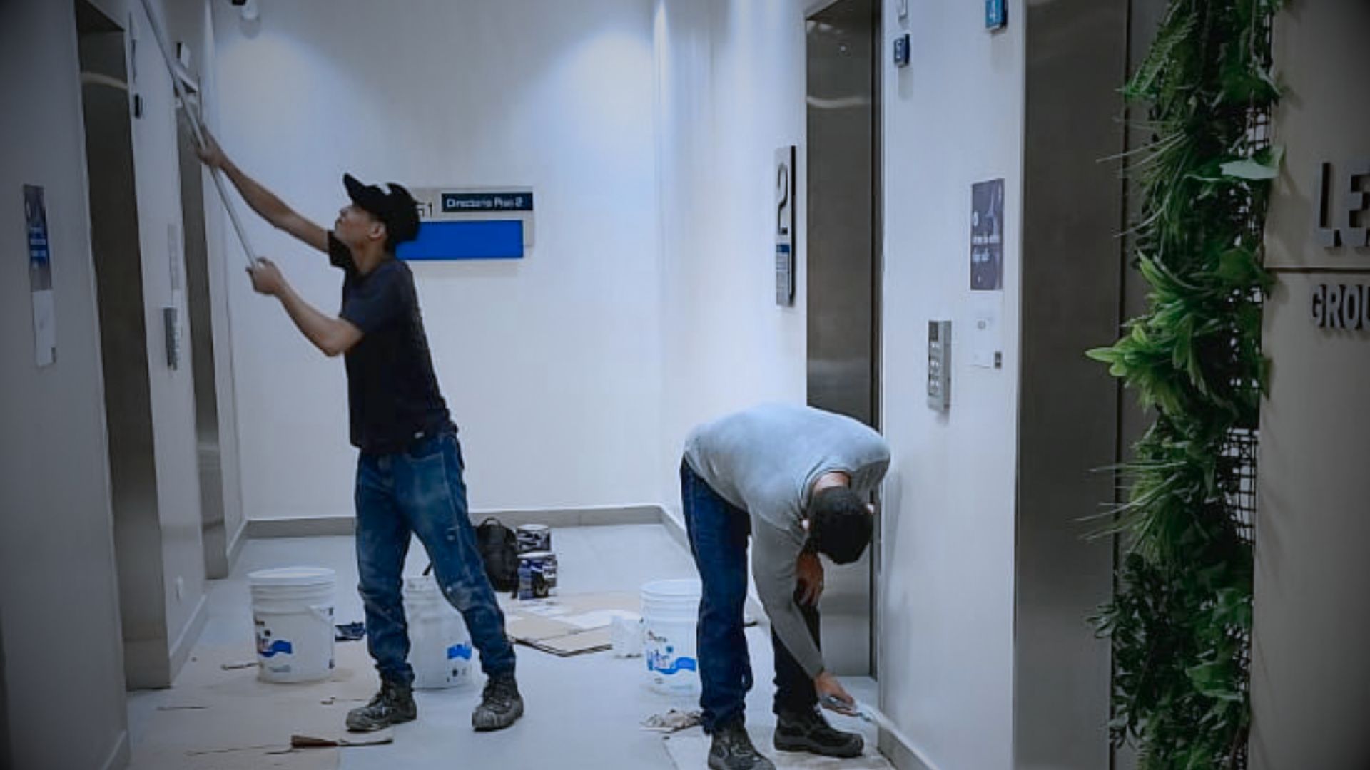Mantenimiento estético recurrente en pasillos de edificio corporativo sin afectar la operación