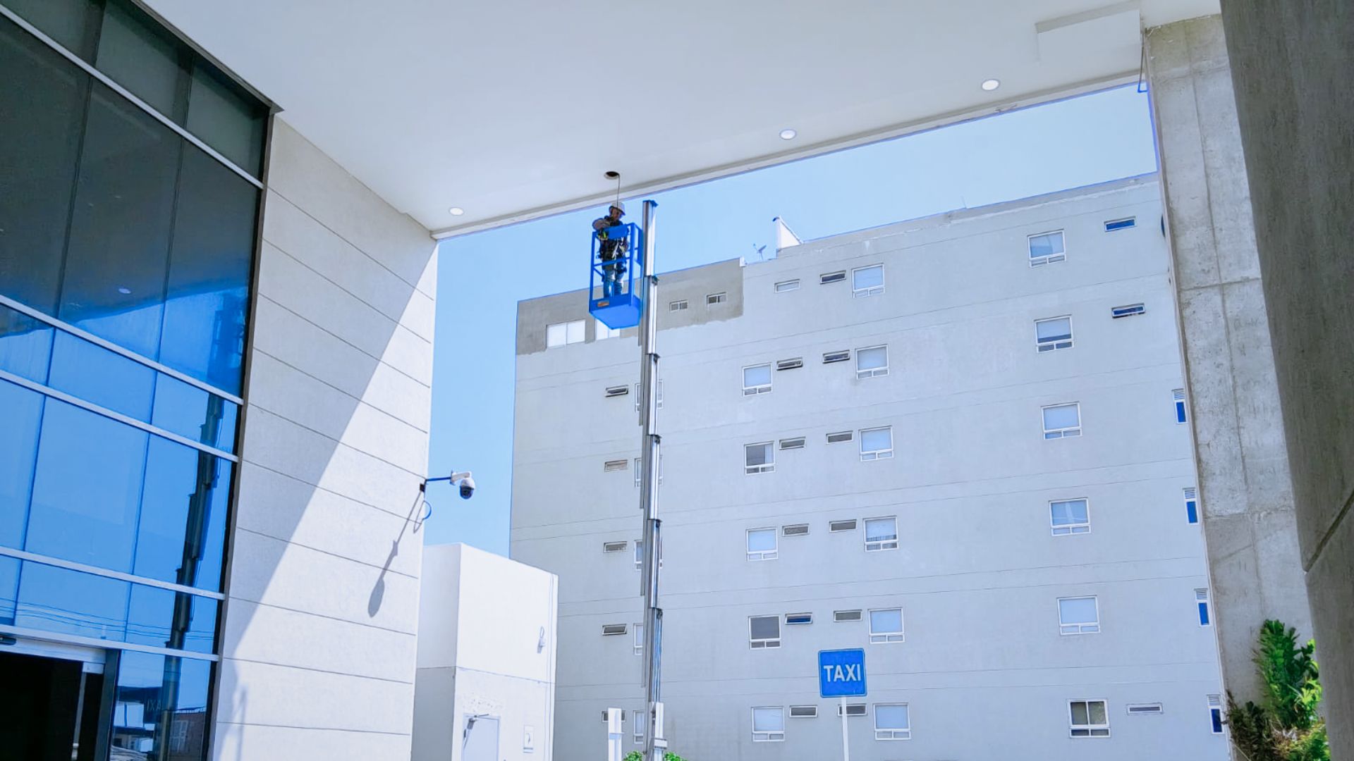 Mantenimiento de luminarias en altura en edificio corporativo