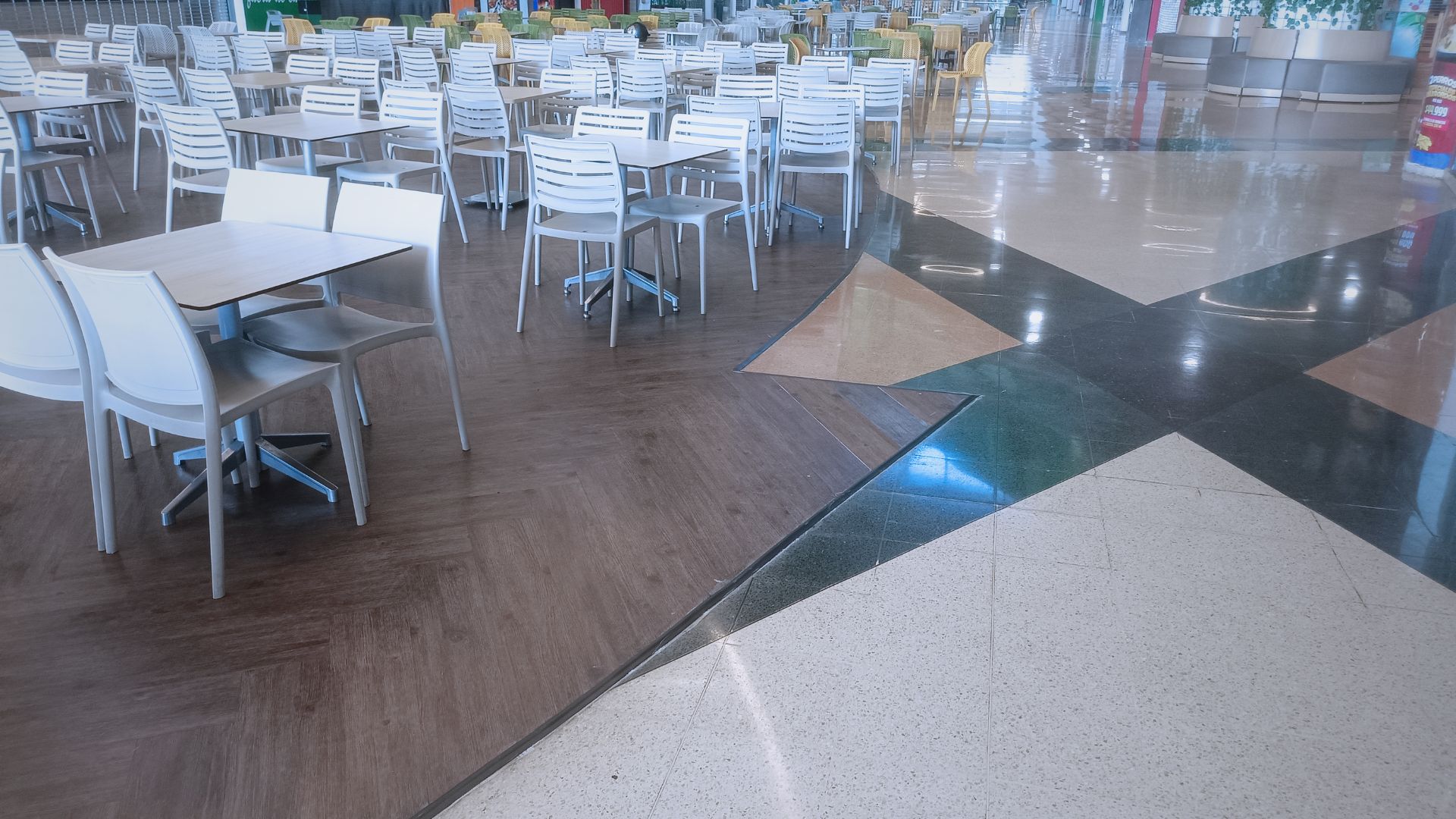 Recuperación estética y funcional de piso vinílico en zona de atención al público — imagen 2