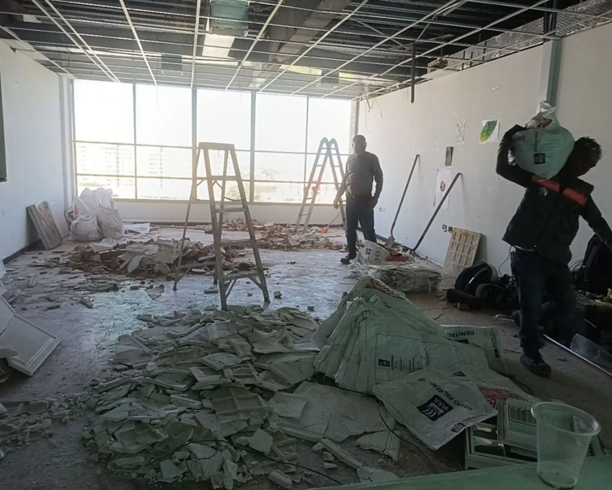 Primer registro fotográfico del proyecto adecuación de aulas con acabados e instalaciones eléctricas y de datos