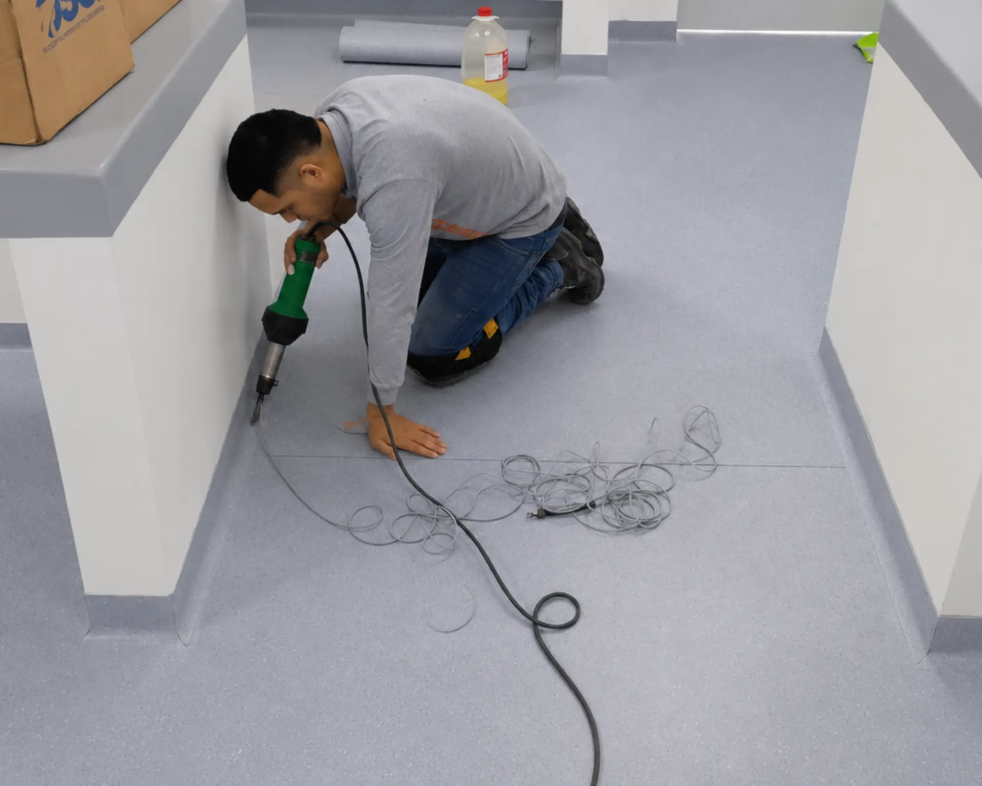 Tercer registro fotográfico del proyecto cambio de piso en un laboratorio de enseñanza veterinaria