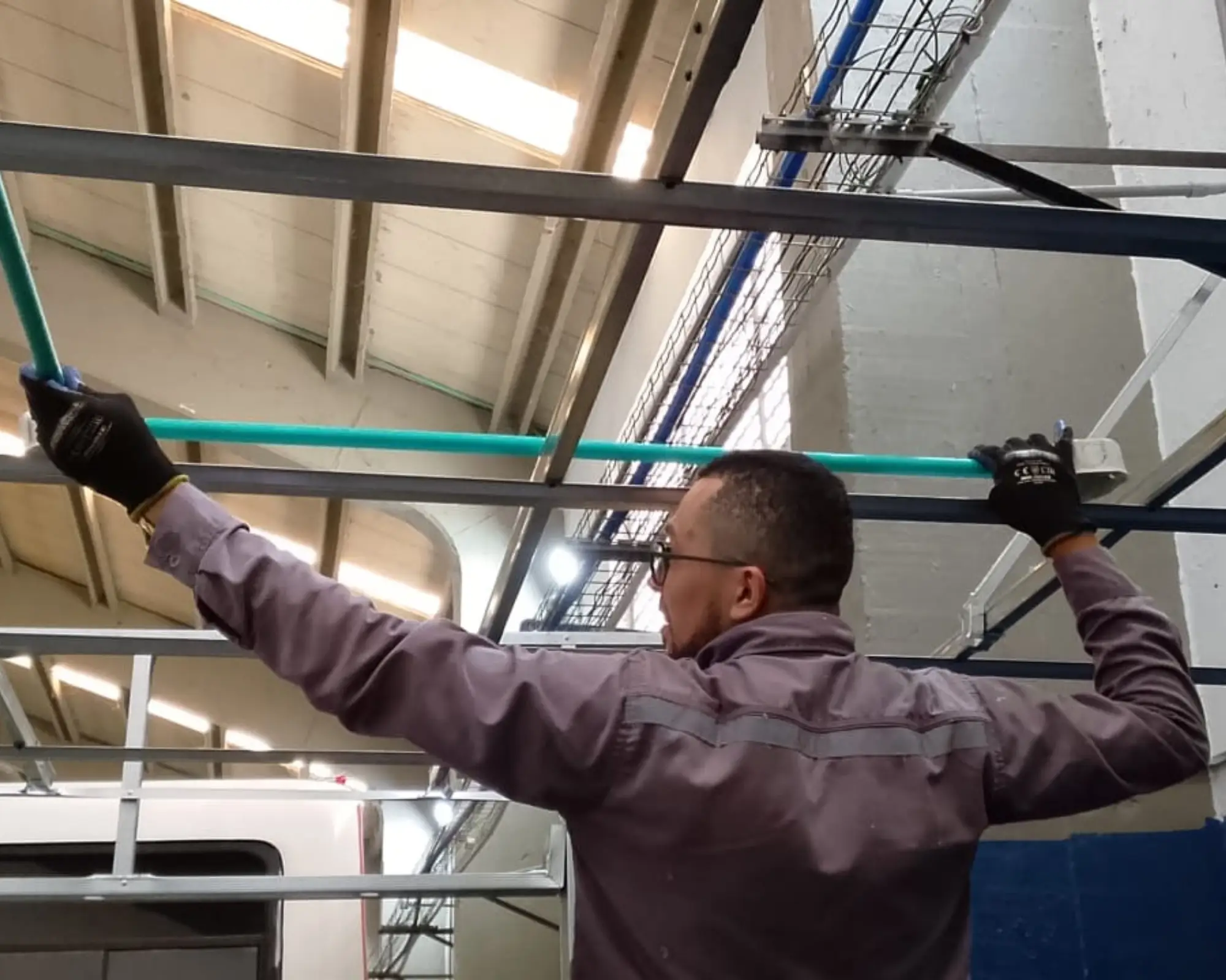 Segundo registro fotográfico del proyecto construcción de oficina de atención en instalaciones automotrices