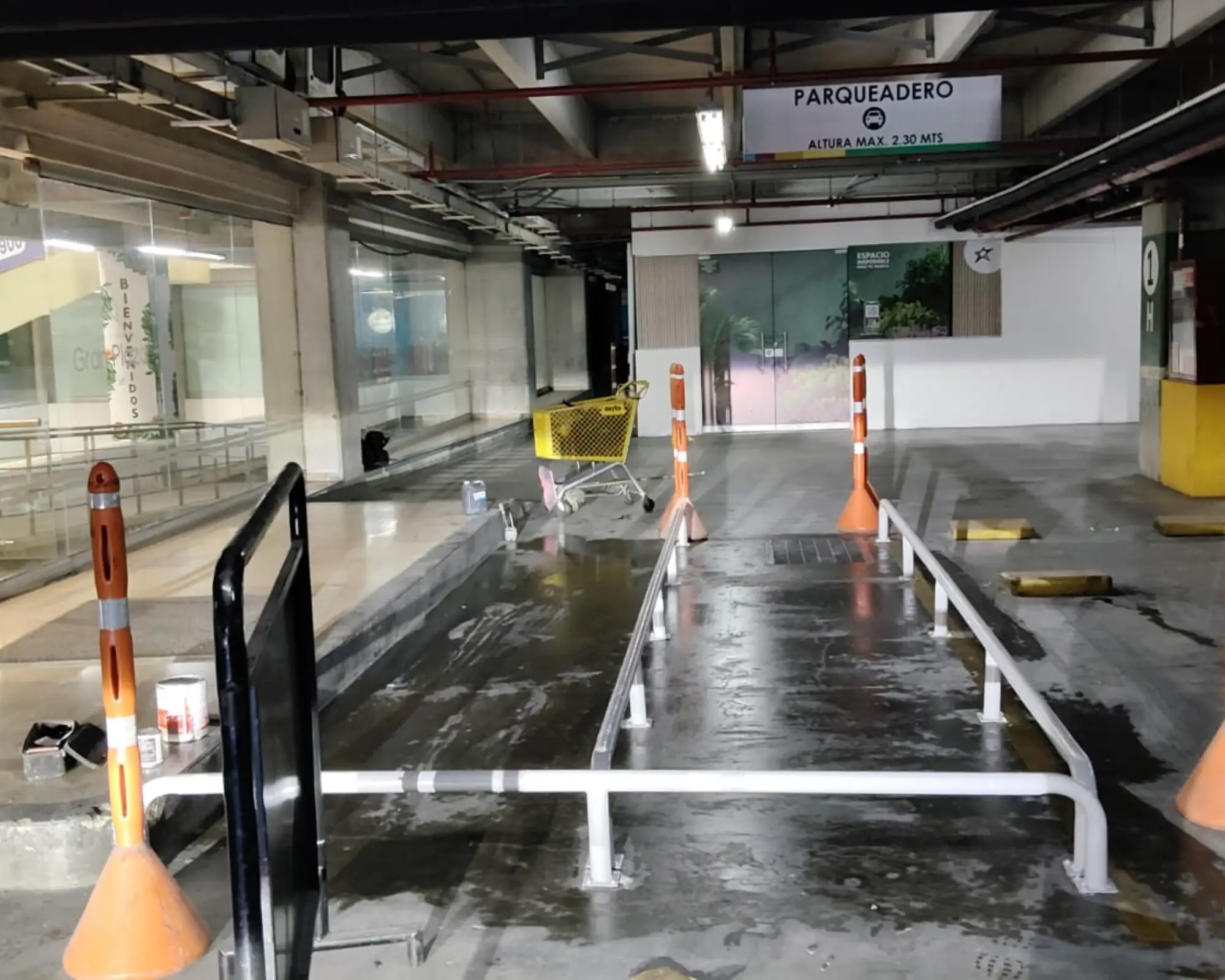 Tercer registro fotográfico del proyecto instalación de barandas y separadores en espacios comerciales