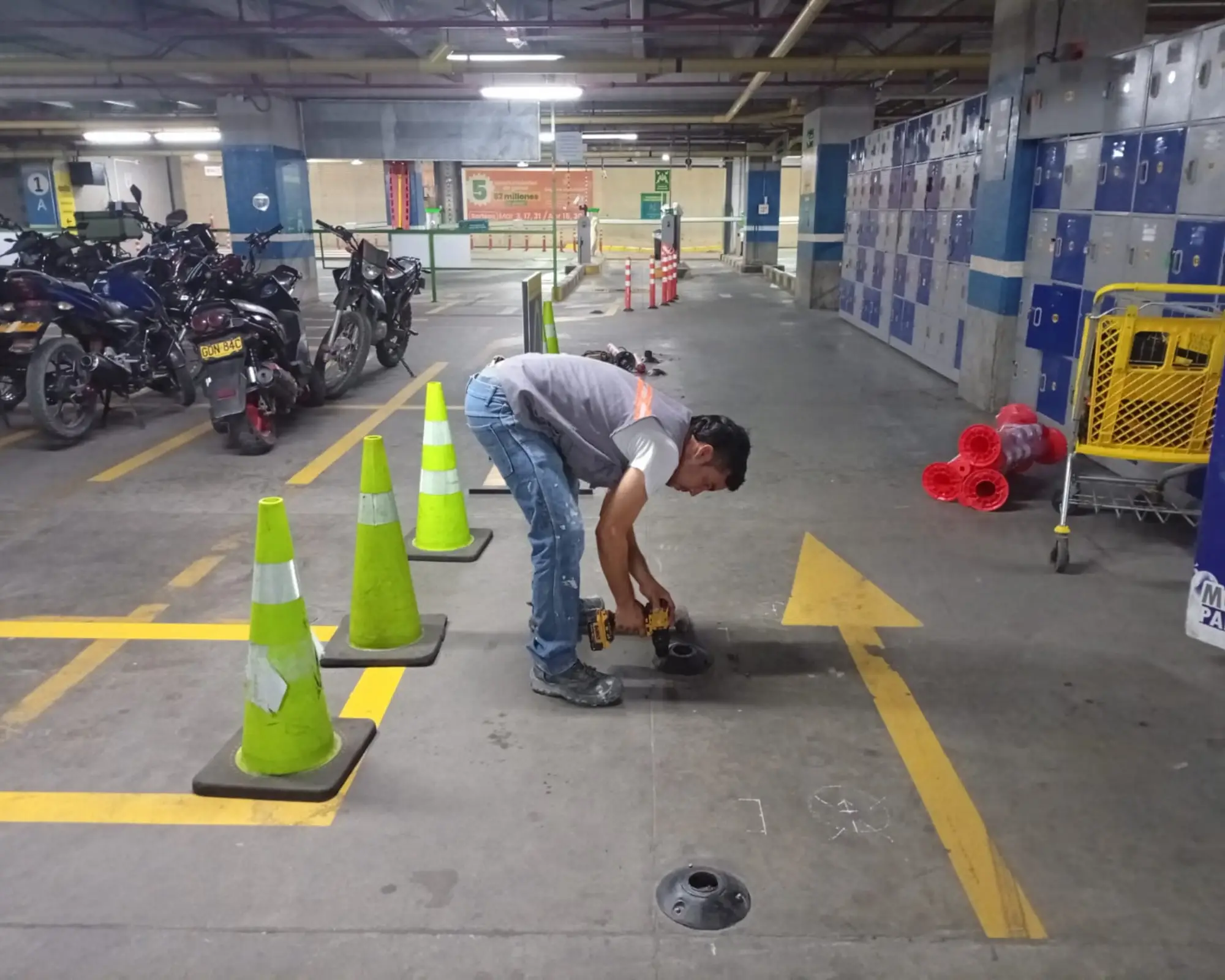 Primer registro fotográfico del proyecto suministro e instalación de hitos viales en instalaciones comerciales