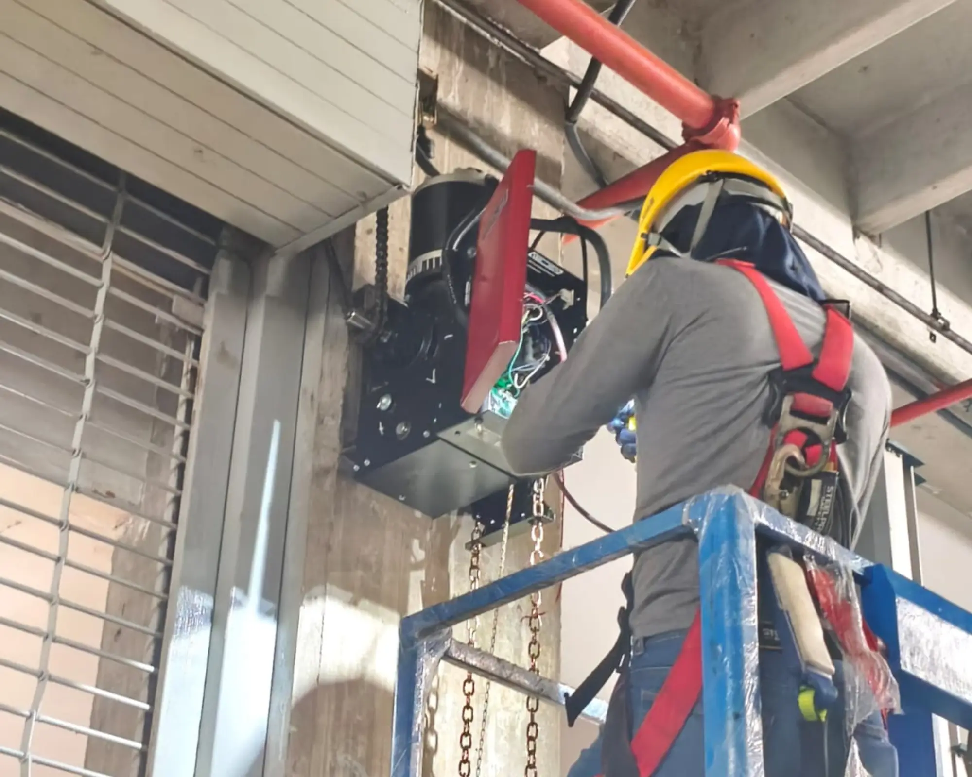 Tercer registro fotográfico del proyecto instalación de motor y protección en puerta enrollable de parqueadero