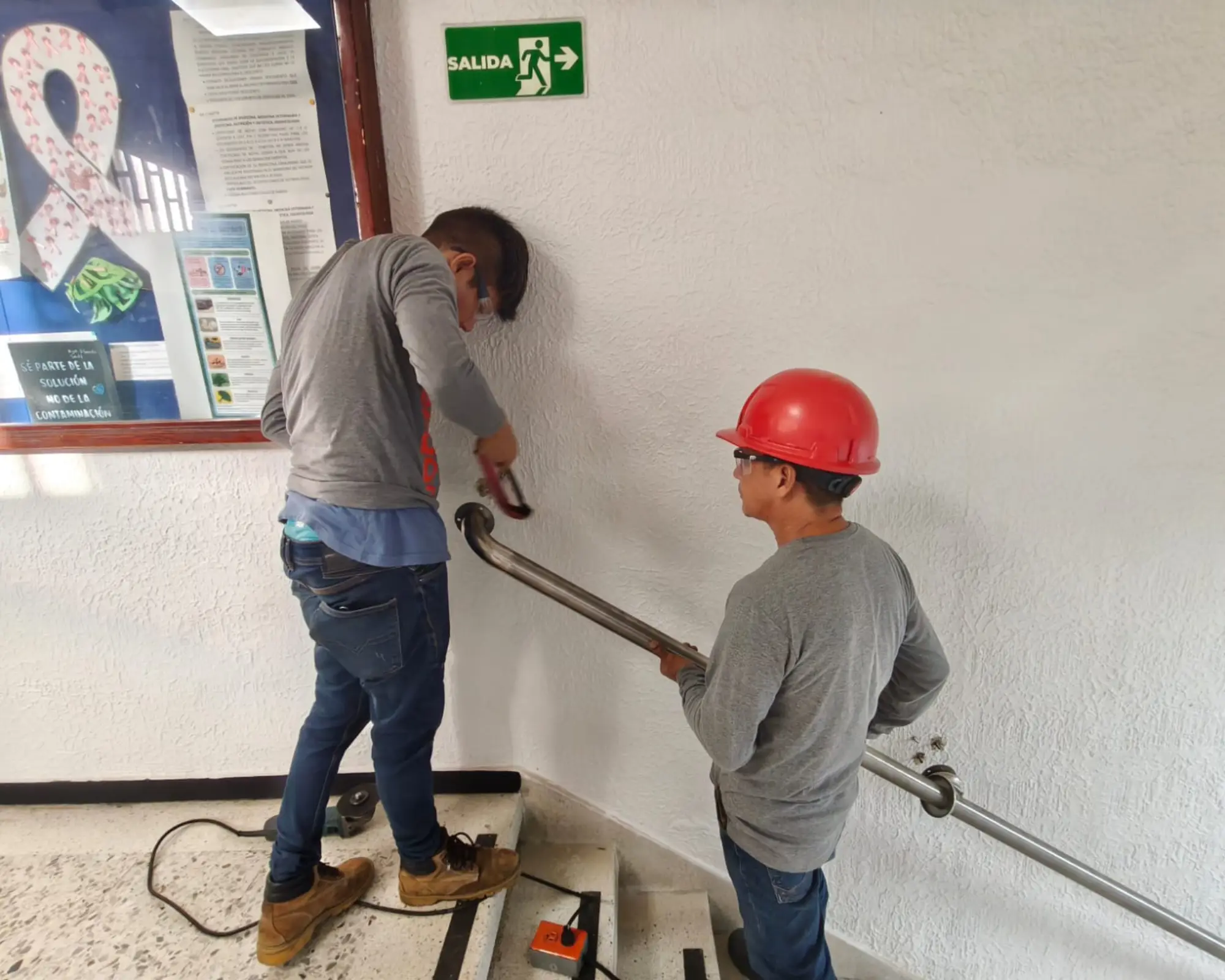 Segundo registro fotográfico del proyecto instalación de pasamanos en escaleras de acceso educativo