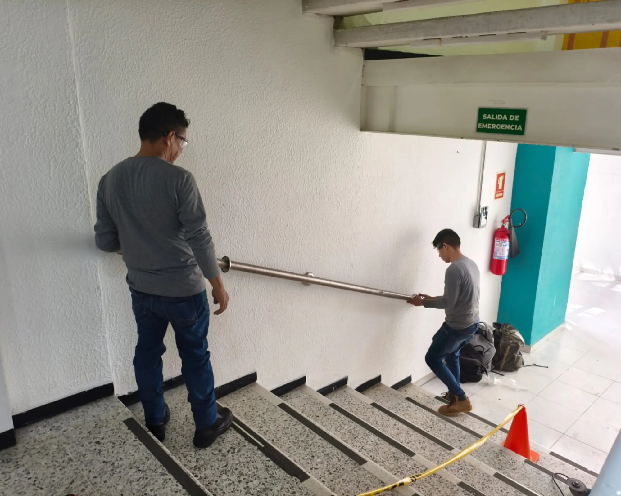 Tercer registro fotográfico del proyecto instalación de pasamanos en escaleras de acceso educativo