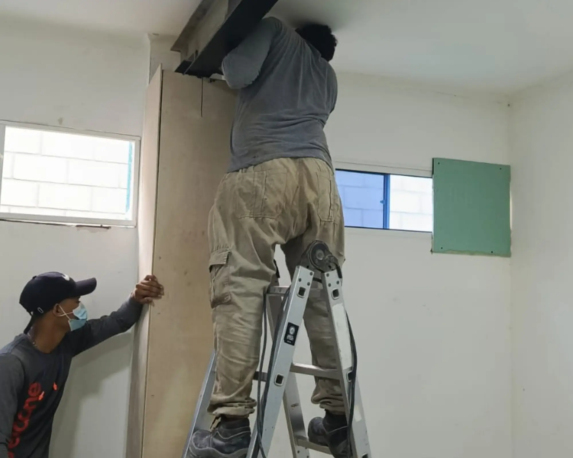 Segundo registro fotográfico del proyecto instalación de puente grúa y polipasto en un anfiteatro de animales