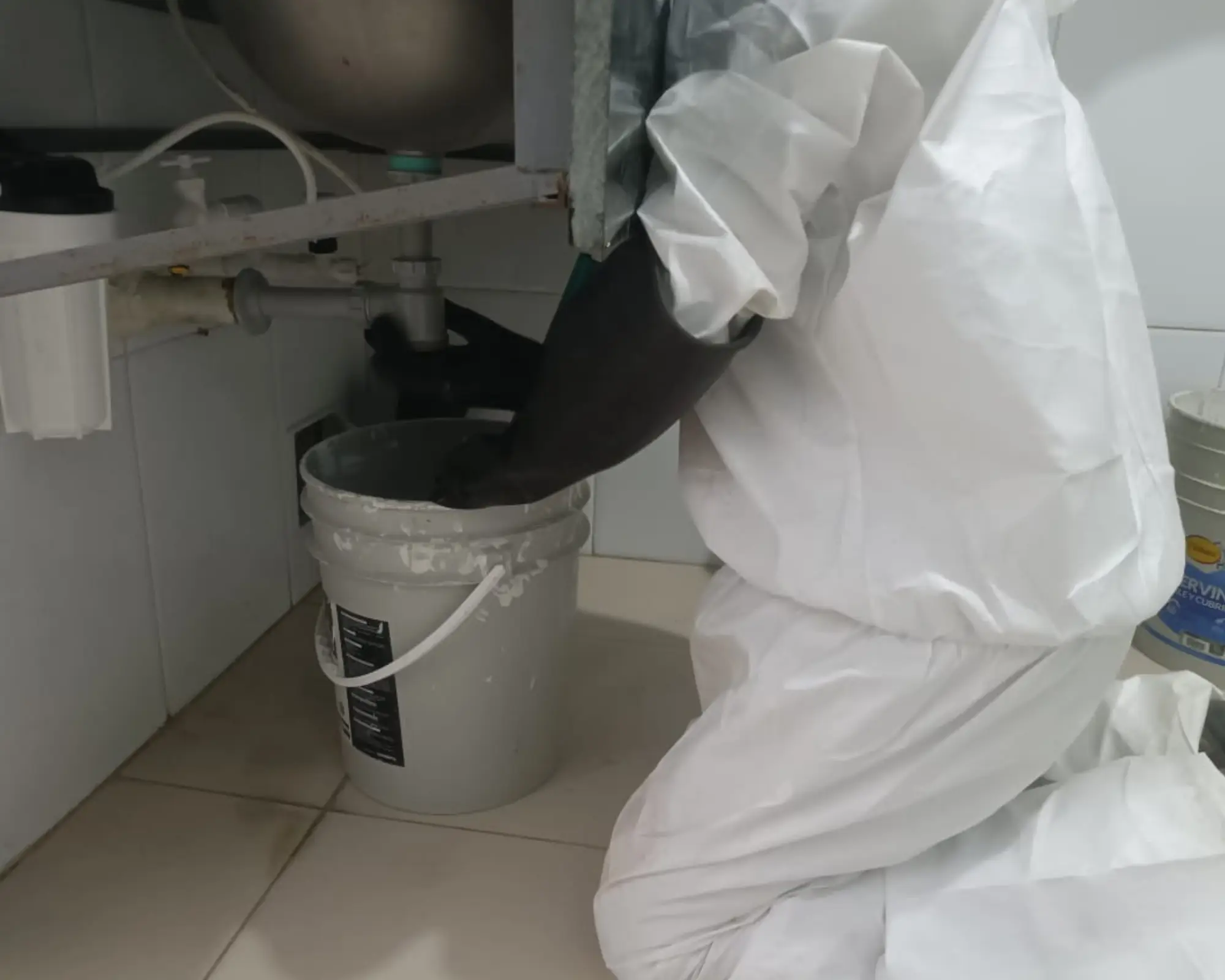 Primer registro fotográfico del proyecto sondeo y limpieza de tuberías sanitarias en oficinas