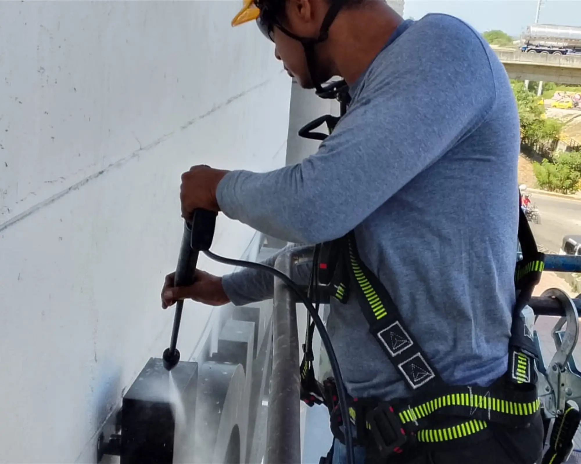 Primer registro fotográfico del proyecto limpieza y mantenimiento de un aviso exterior comercial