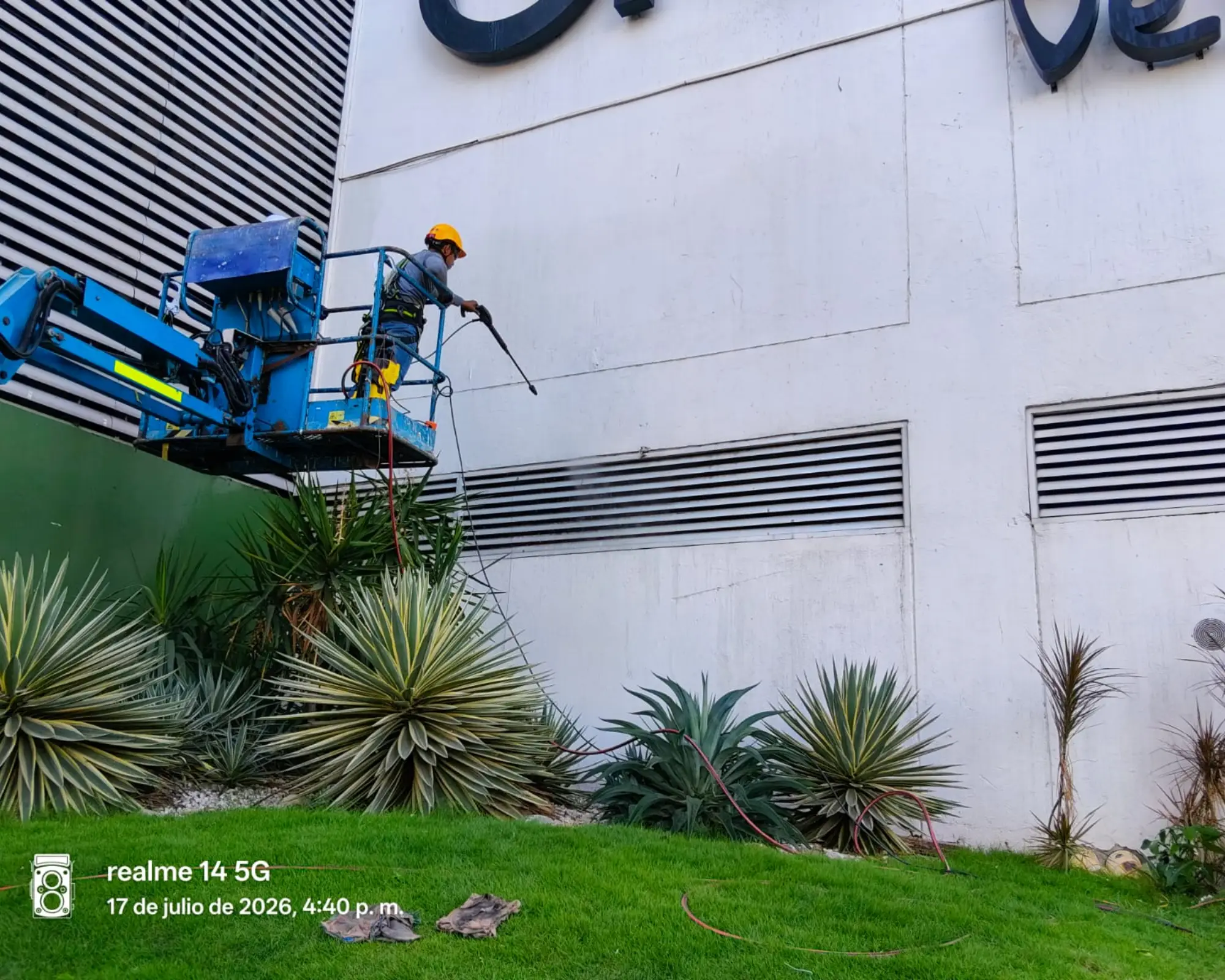 Segundo registro fotográfico del proyecto limpieza y mantenimiento de un aviso exterior comercial