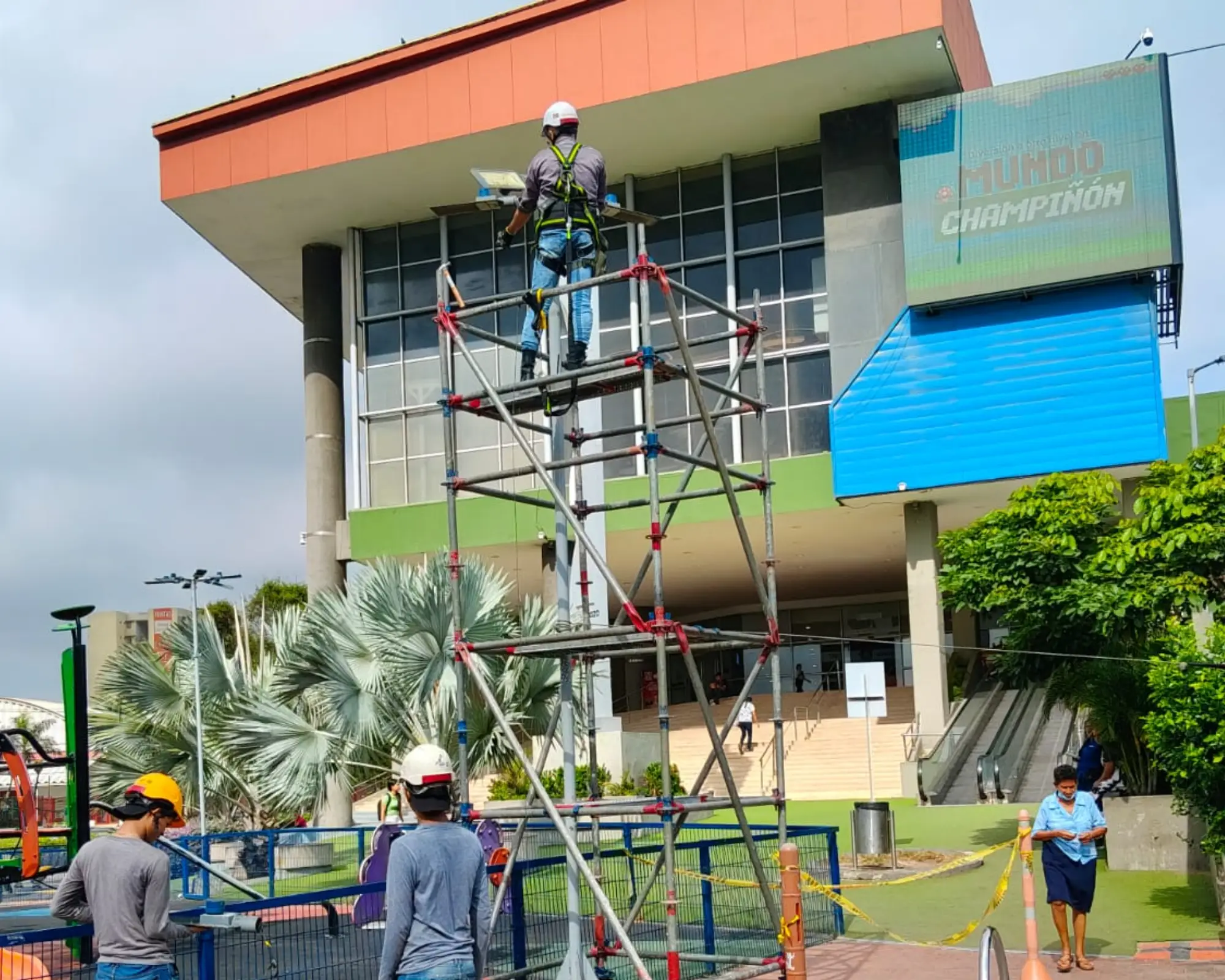 Primer registro fotográfico del proyecto mantenimiento e instalación de luminarias en parque y zonas verdes