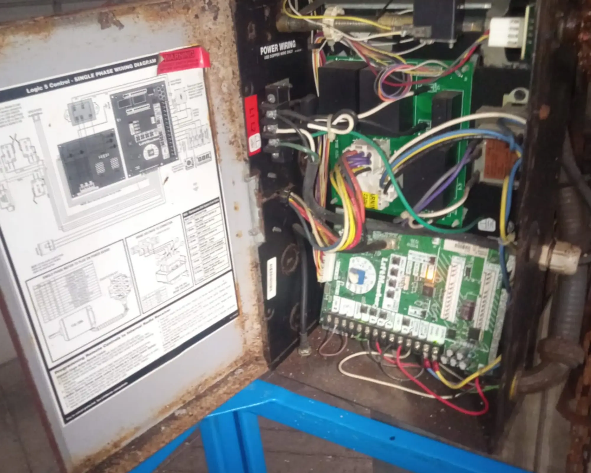 Tercer registro fotográfico del proyecto mantenimiento preventivo de puerta enrollable de parqueadero