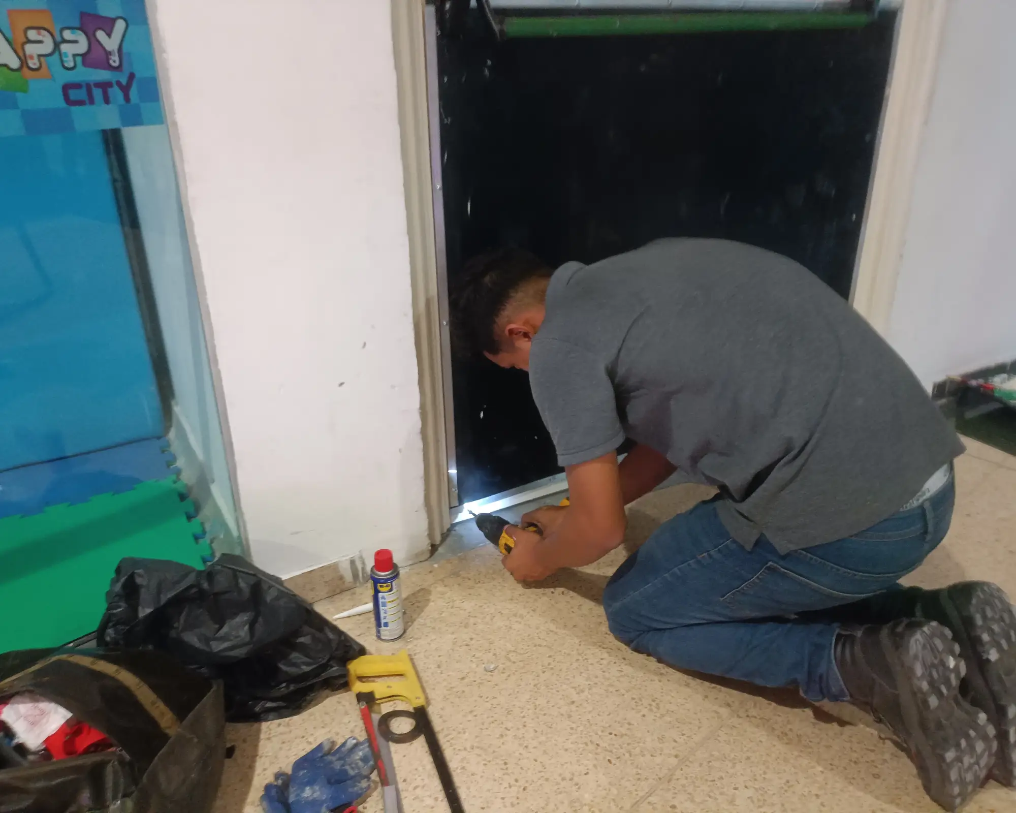 Tercer registro fotográfico del proyecto mantenimiento de puertas de salida de emergencia