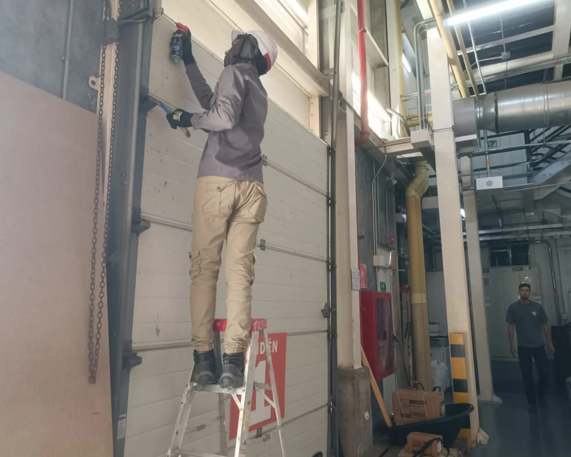 Segundo registro fotográfico del proyecto mantenimiento preventivo de puertas seccionales en una bodega logística