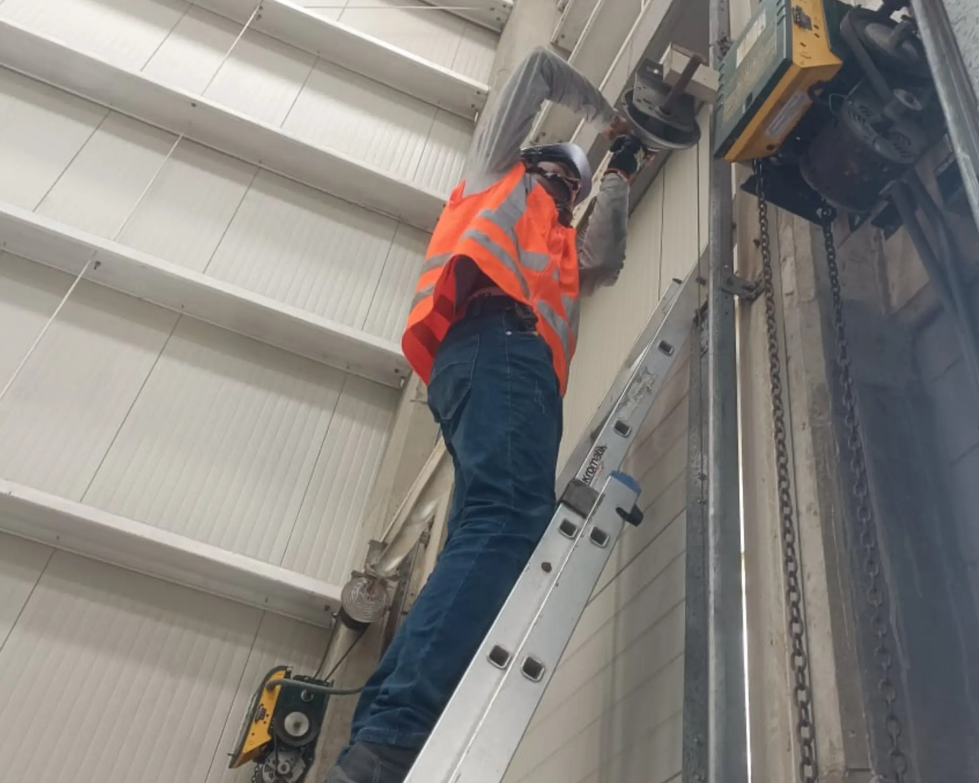 Tercer registro fotográfico del proyecto mantenimiento preventivo de puertas seccionales en una bodega logística