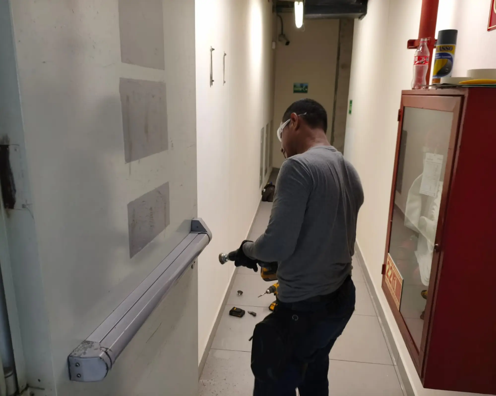 Segundo registro fotográfico del proyecto mantenimiento de puertas y sistemas de apertura en un edificio empresarial