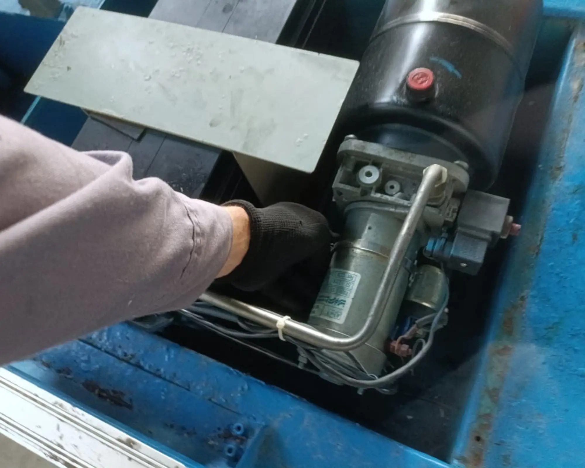 Tercer registro fotográfico del proyecto mantenimiento preventivo de una plataforma elevadora de tijera