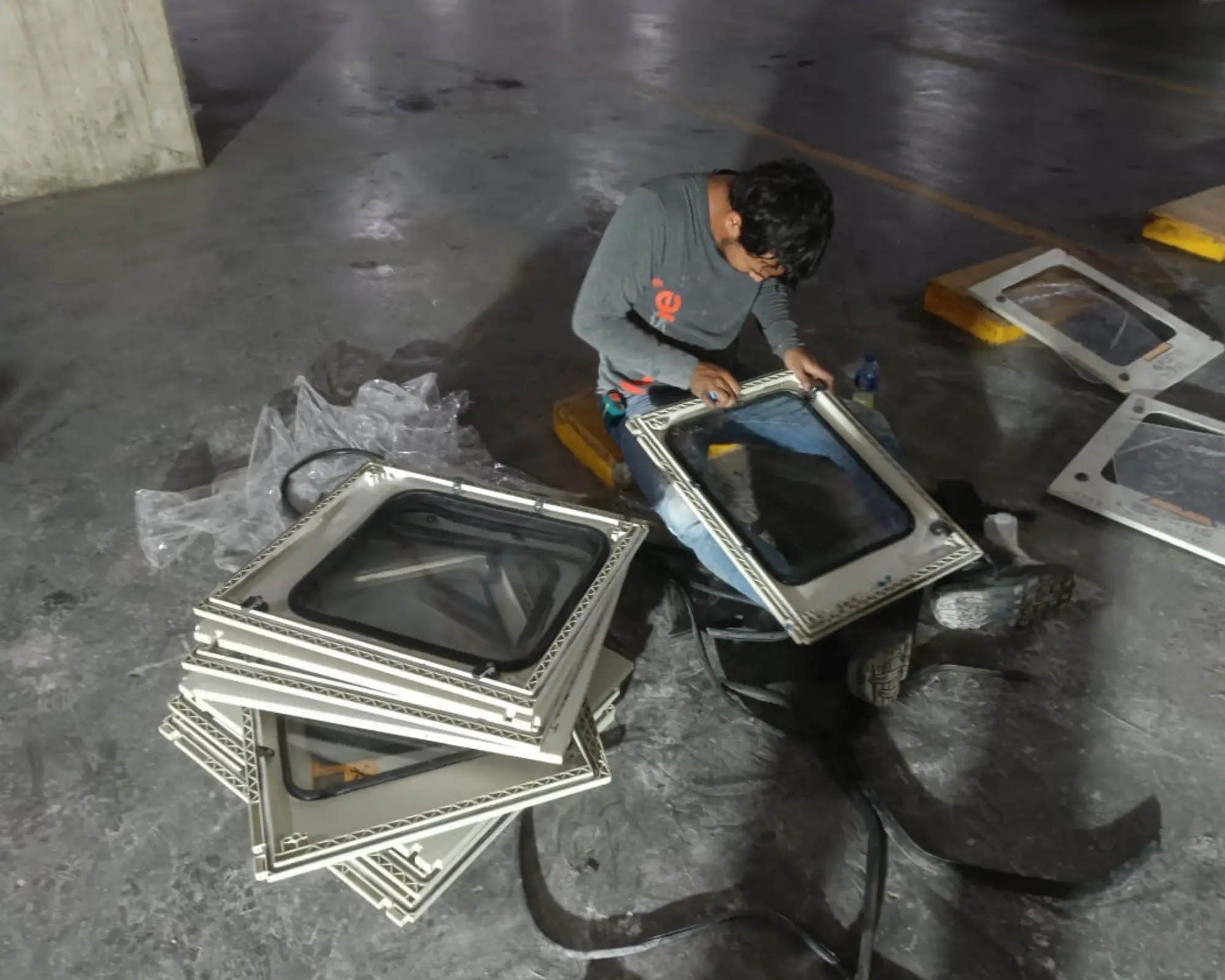 Segundo registro fotográfico del proyecto modificación de tapas de tableros de contadores de energía en un centro comercial