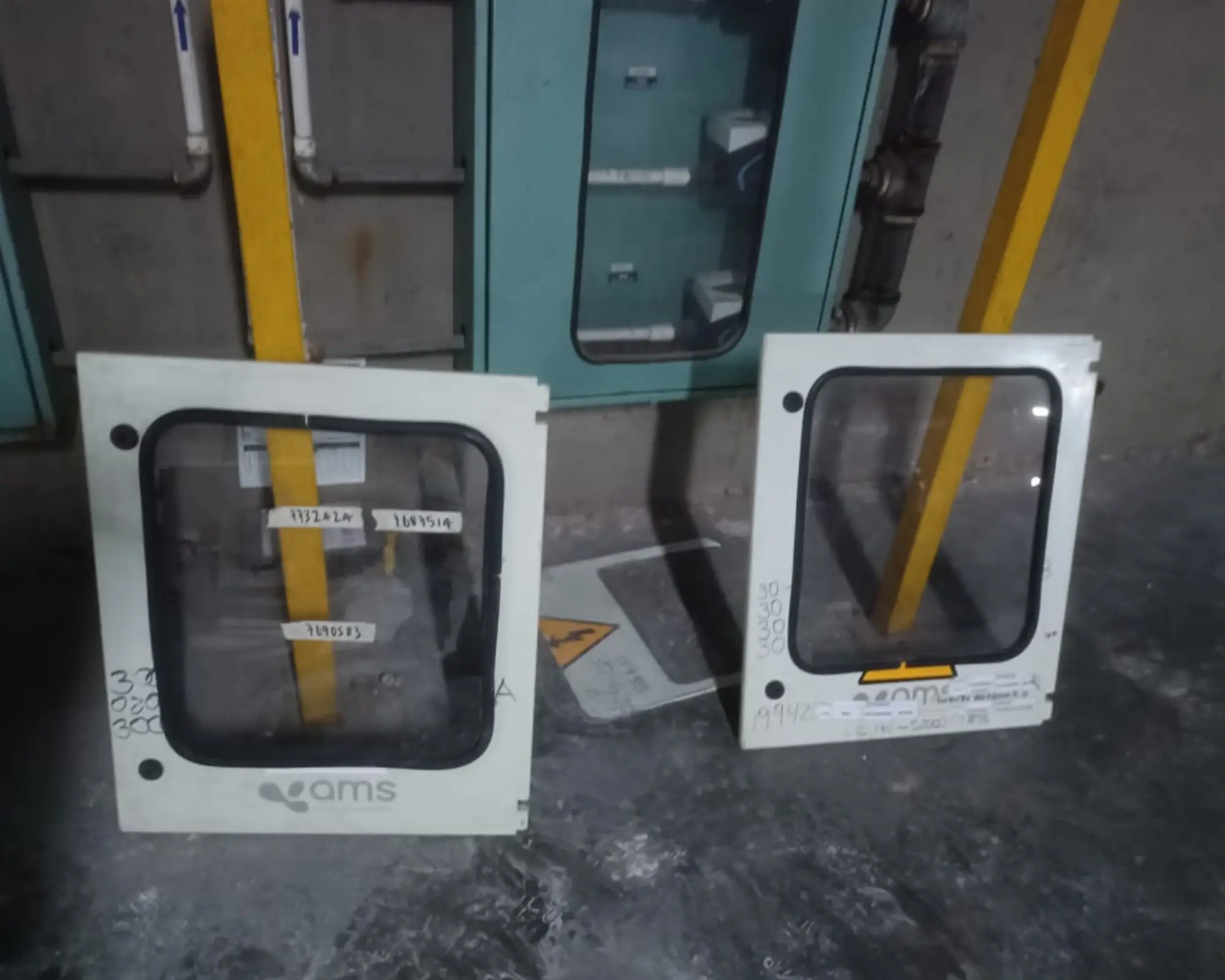 Tercer registro fotográfico del proyecto modificación de tapas de tableros de contadores de energía en un centro comercial