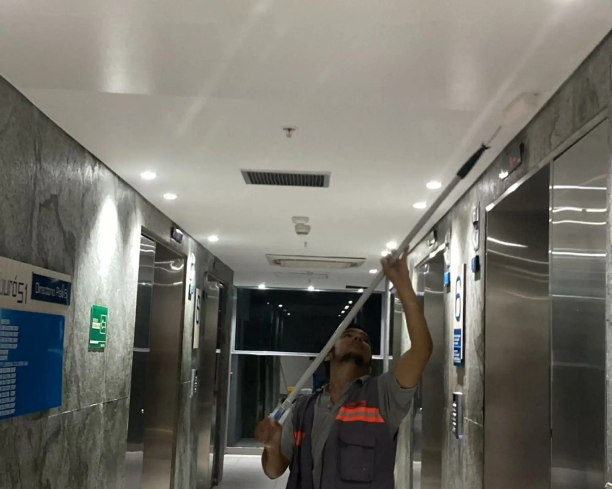 Primer registro fotográfico del proyecto pintura de pasillos interiores en un edificio