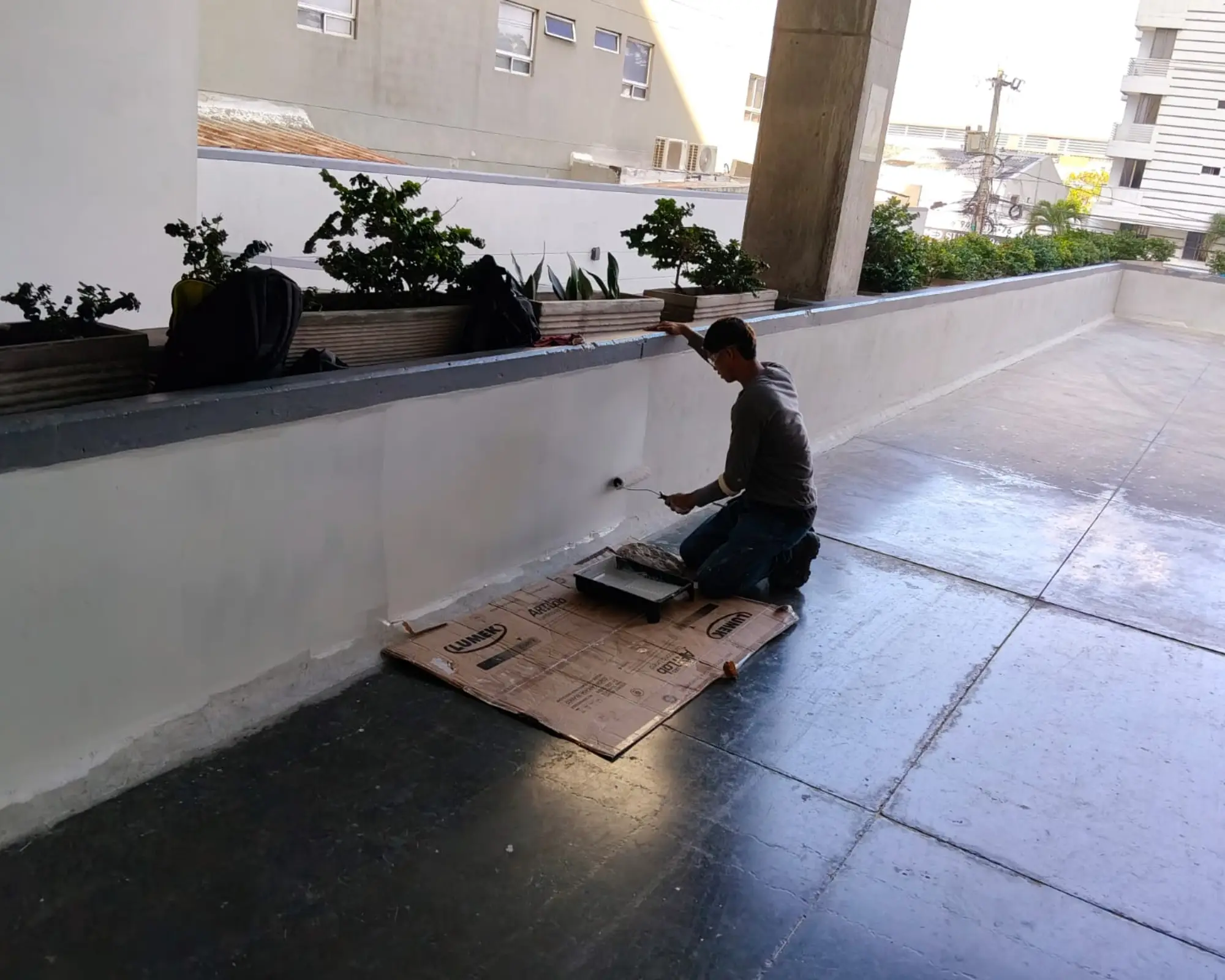 Primer registro fotográfico del proyecto pintura de paredes en salida peatonal de parqueadero