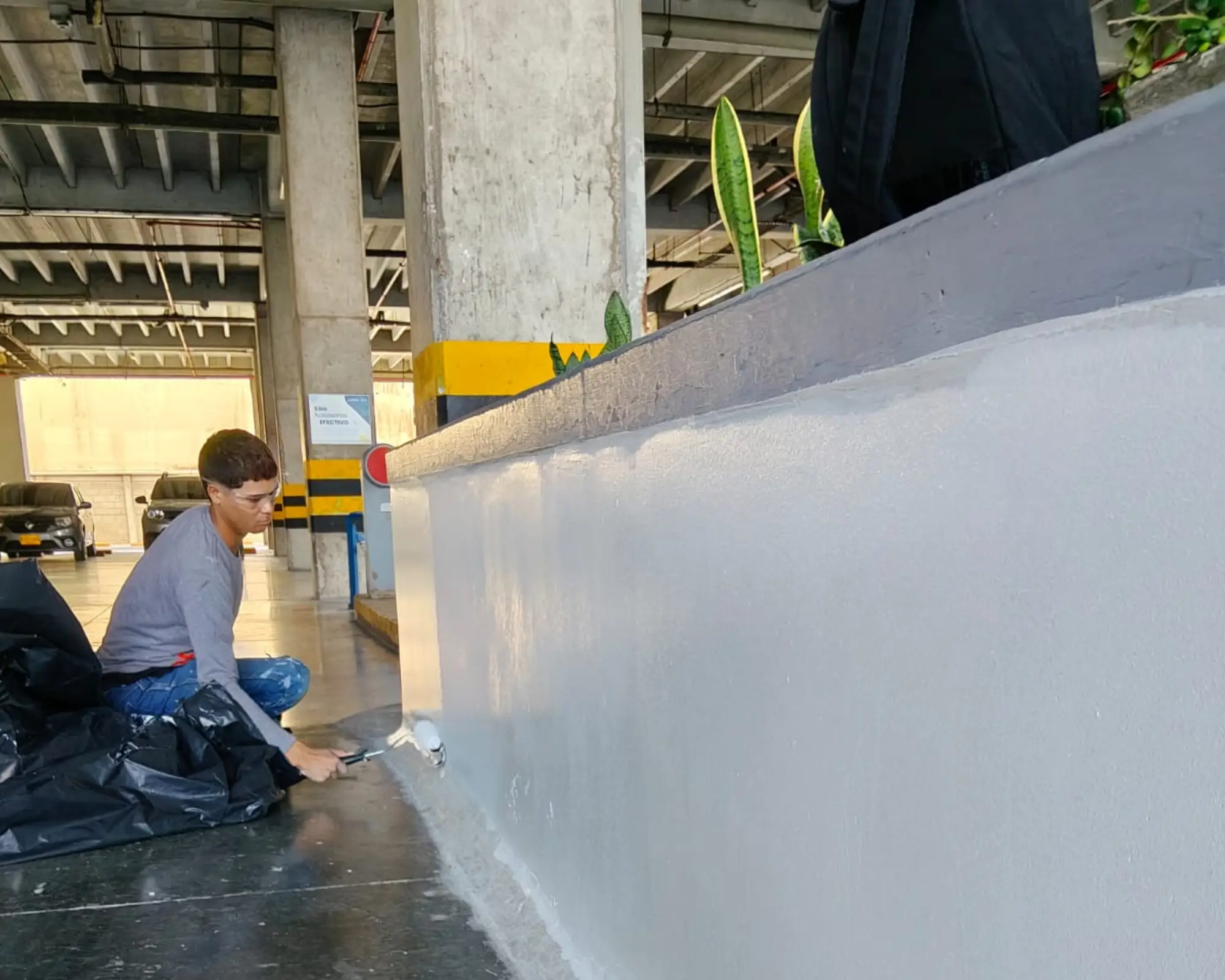 Segundo registro fotográfico del proyecto pintura de paredes en salida peatonal de parqueadero