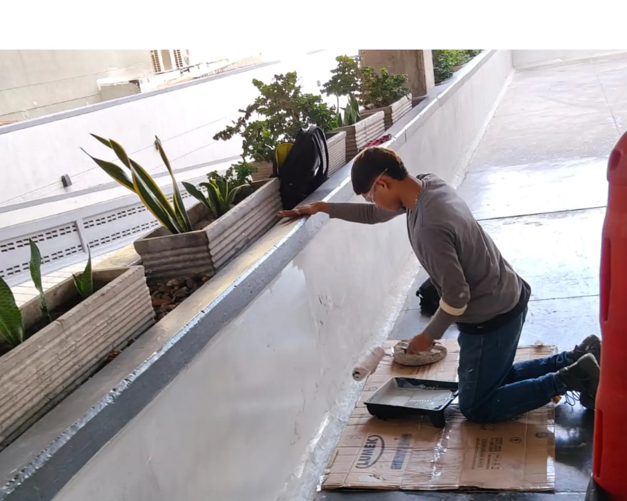 Tercer registro fotográfico del proyecto pintura de paredes en salida peatonal de parqueadero