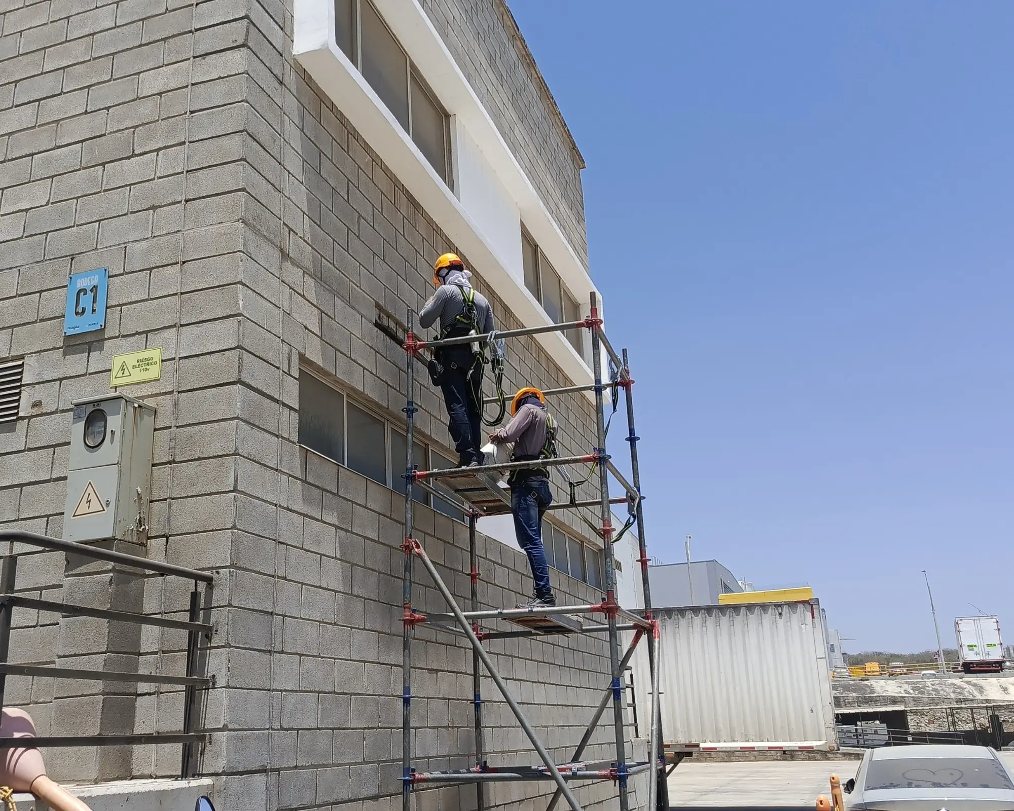 Primer registro fotográfico del proyecto reparación de bloques desprendidos en una bodega