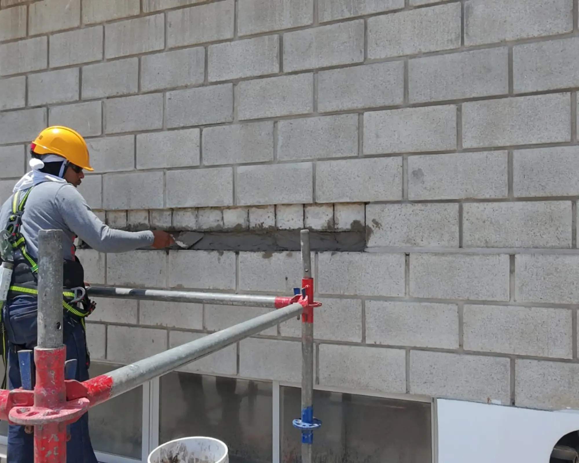 Segundo registro fotográfico del proyecto reparación de bloques desprendidos en una bodega