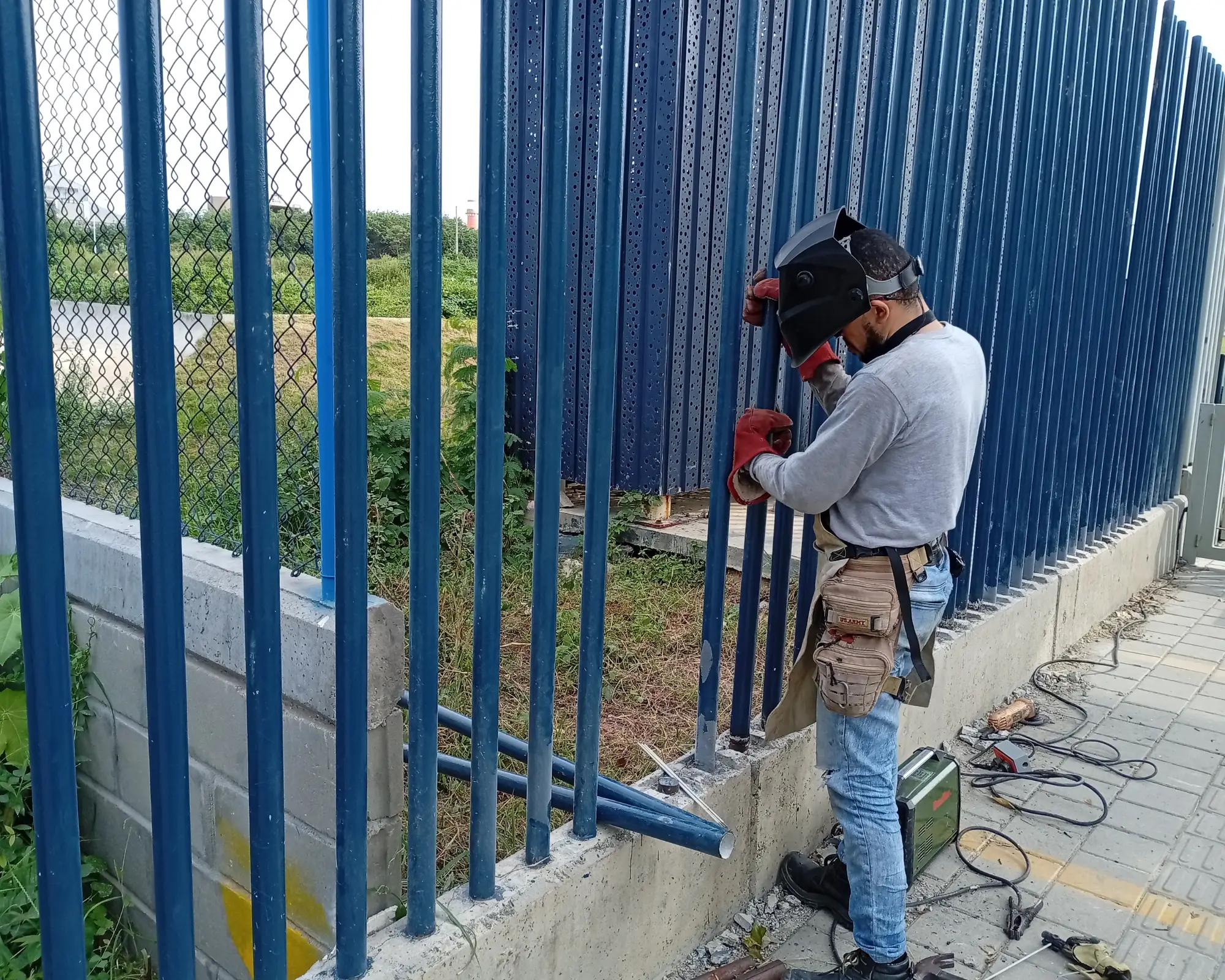 Primer registro fotográfico del proyecto reparación del cerramiento de acceso a un parque logístico