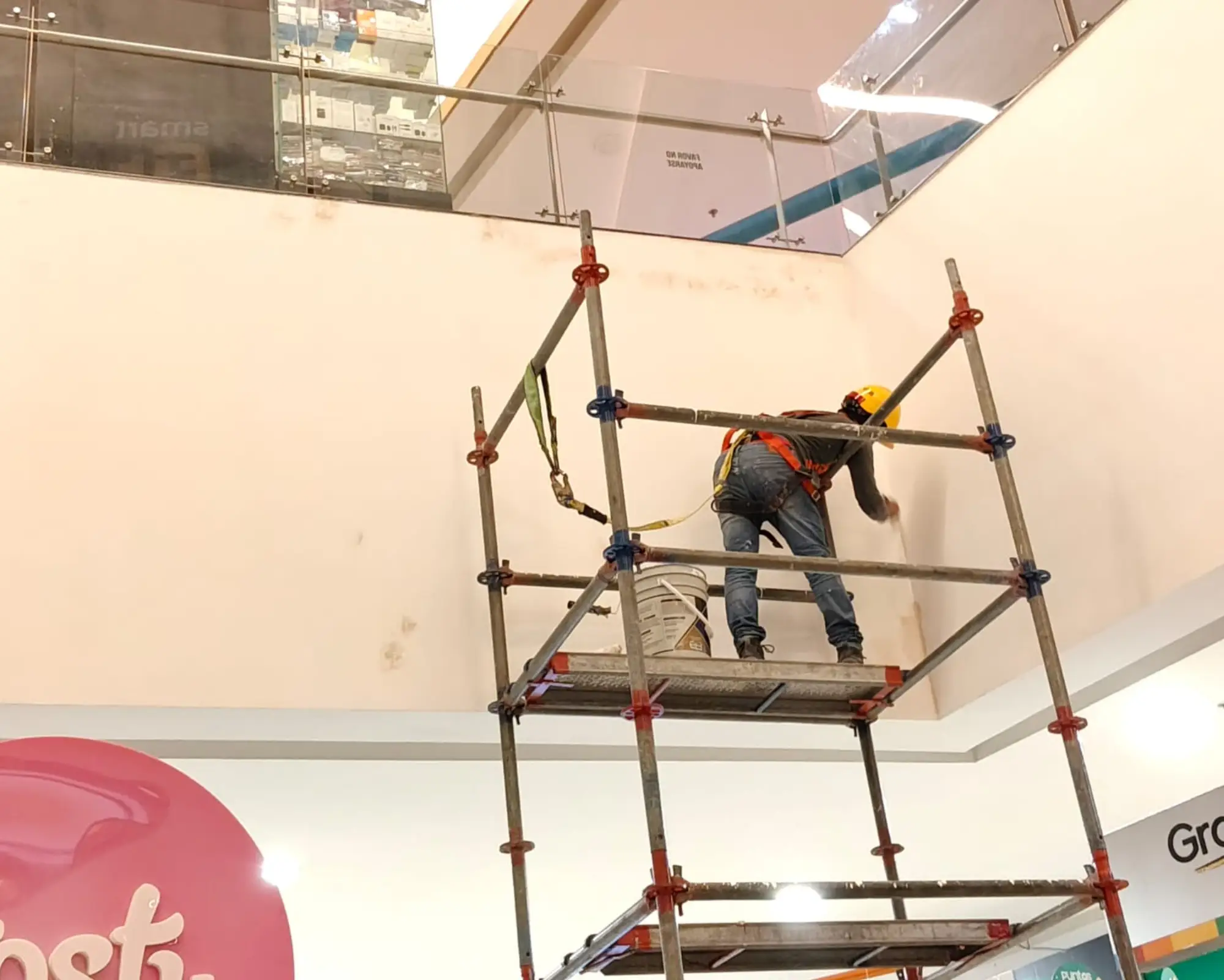 Segundo registro fotográfico del proyecto reparación y pintura de dinteles en pasillos comerciales
