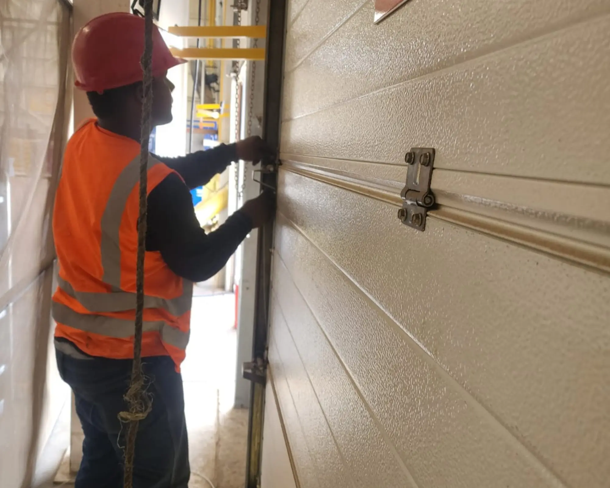 Primer registro fotográfico del proyecto reparación de puerta seccional en instalaciones logísticas