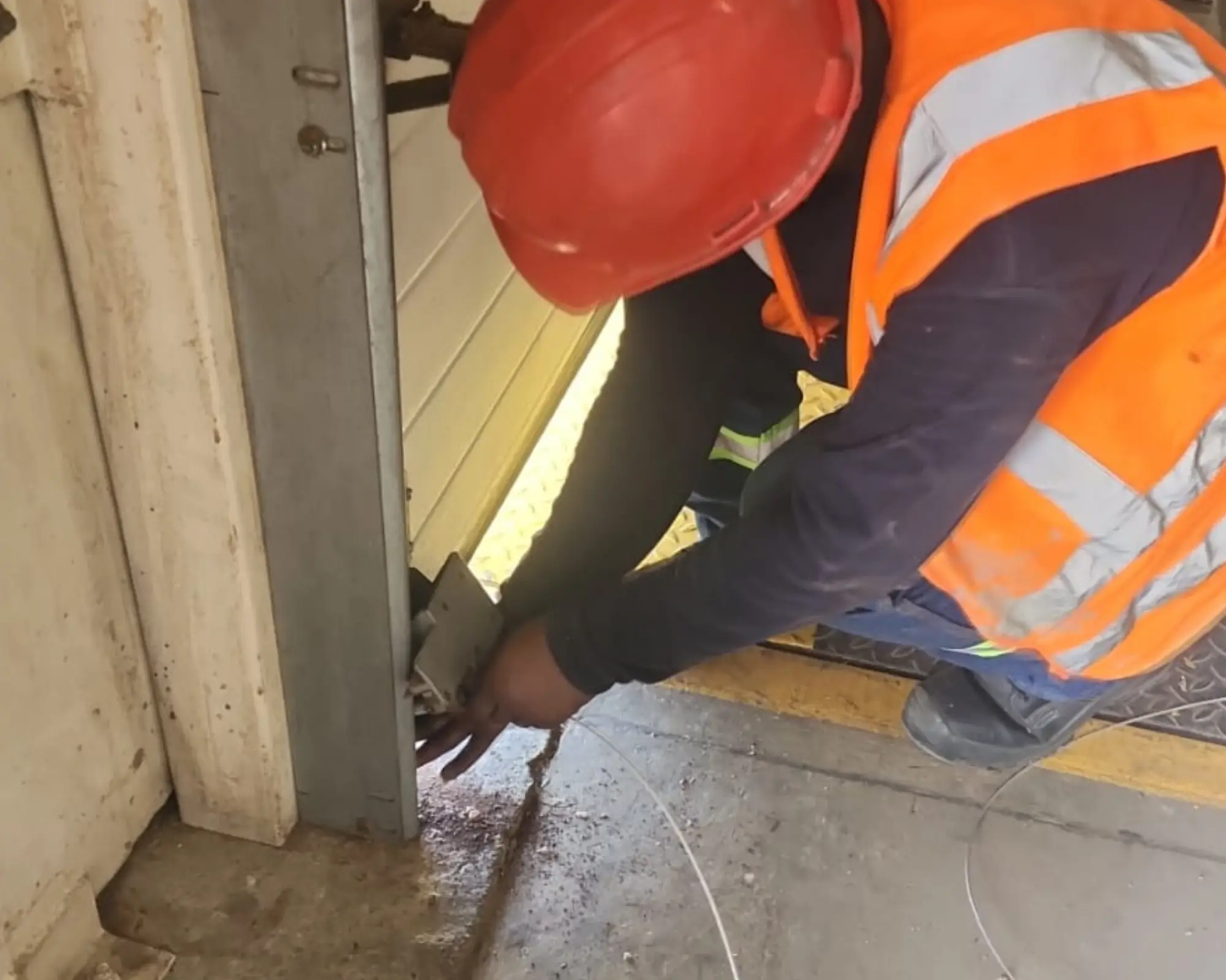 Segundo registro fotográfico del proyecto reparación de puerta seccional en instalaciones logísticas