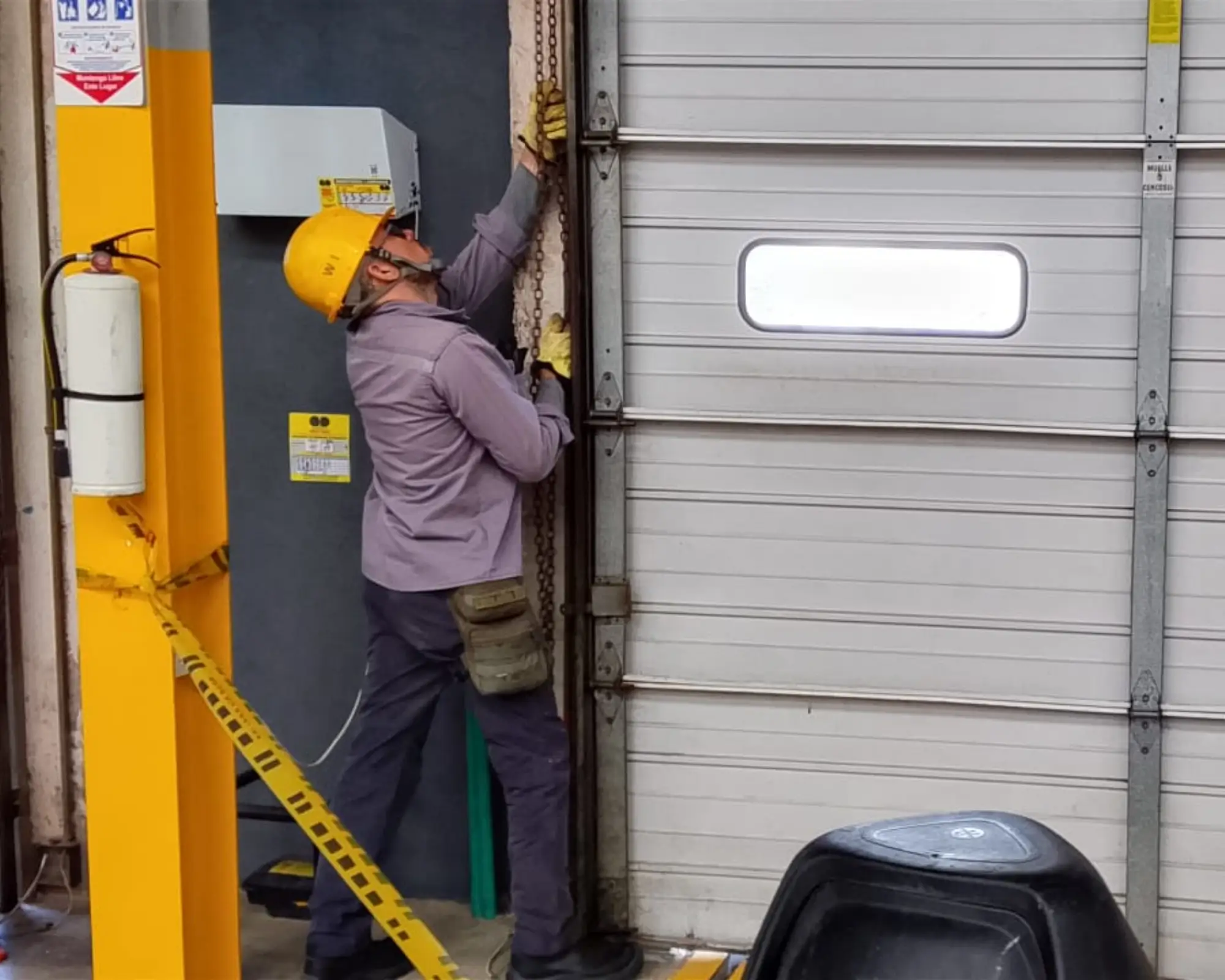 Primer registro fotográfico del proyecto reparación de puertas seccionales en muelles de bodega